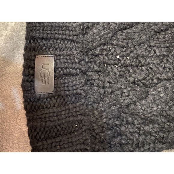 UGG Cable Knit Beanie In Black Womens One Size NWT - Picture 7 of 8